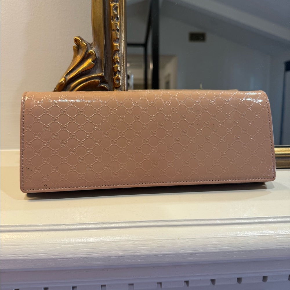 GUCCI Patent Microguccissima Small Broadway Clutch Dark Cipria nude beige